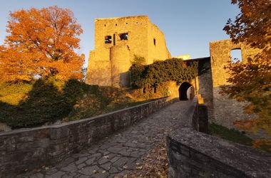 Pohled na hrad z kamenného mostu